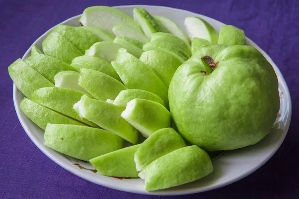 El trozo de la guayaba en el plato —  Fotos de Stock