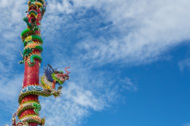 Çince ejderha ve mavi gökyüzü