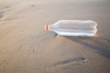 kum ve şişe bir plajda