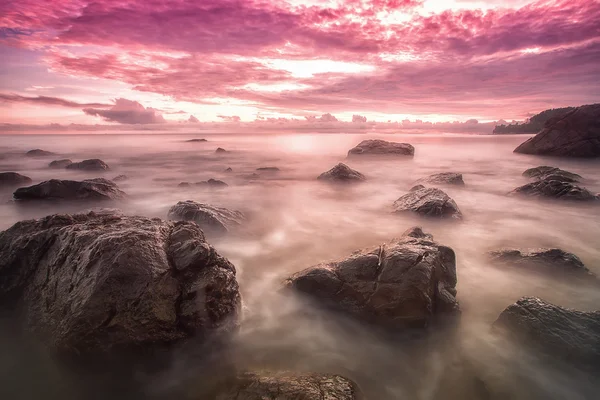 Πέτρα στη θάλασσα και την παραλία στο λυκόφως — Φωτογραφία Αρχείου