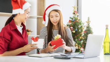 İş kadını son iş gününde ofiste hediyesini değiş tokuş ediyor. Genç yaratıcı insanlar modern ofiste bayramı kutluyorlar. Mutlu Noeller ve mutlu yıllar..