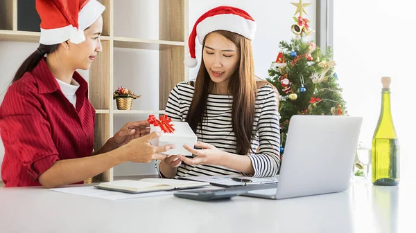 Business Woman Manager Giving Present Her Colleagues Last Working Day — Stock Photo, Image