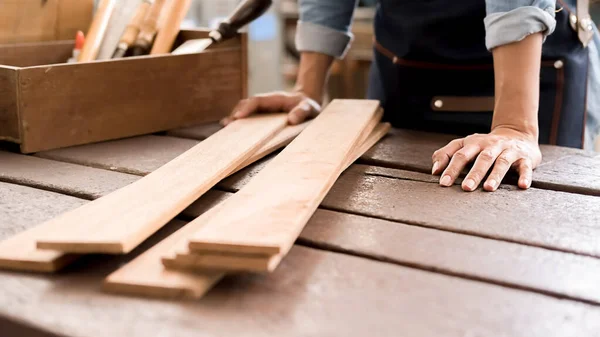 Tischler Arbeitet Mit Ausrüstung Auf Holztisch Tischlerei Frau Arbeitet Schreinerei — Stockfoto