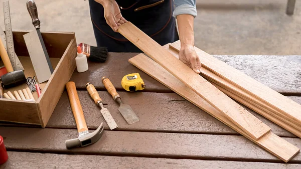 Tischler Arbeitet Mit Ausrüstung Auf Holztisch Tischlerei Frau Arbeitet Schreinerei — Stockfoto