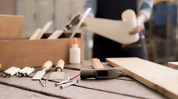 Tischler Arbeitet Mit Ausrüstung Auf Holztisch Tischlerei Frau Arbeitet Schreinerei — Stockfoto