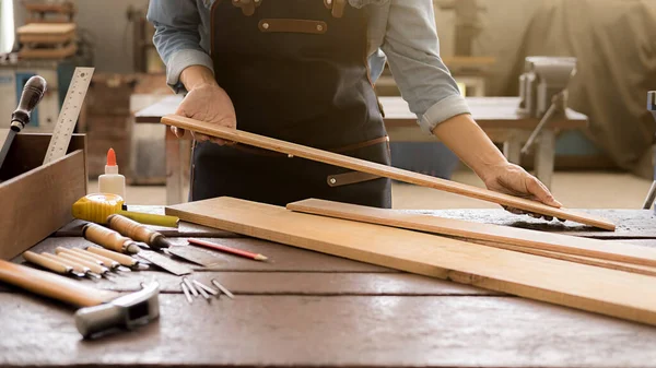 Tischler Arbeitet Mit Ausrüstung Auf Holztisch Tischlerei Frau Arbeitet Schreinerei — Stockfoto