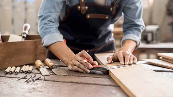 Carpinteiro Trabalhando Com Equipamentos Mesa Madeira Loja Carpintaria Mulher Trabalha — Fotografia de Stock