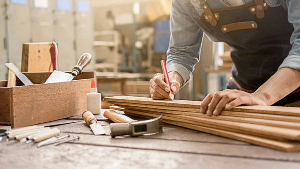 Tischler Arbeitet Mit Ausrüstung Auf Holztisch Tischlerei Frau Arbeitet Schreinerei — Stockfoto