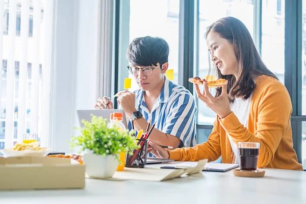 친구들이 회의실에서 이야기하고 피자를 — 스톡 사진