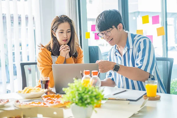 친구들이 회의실에서 이야기하고 피자를 — 스톡 사진