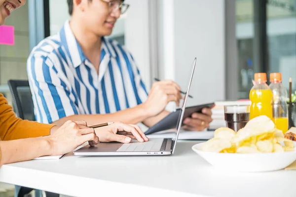 Friends Talking Eating Pizza Meeting Room — Stock Photo, Image