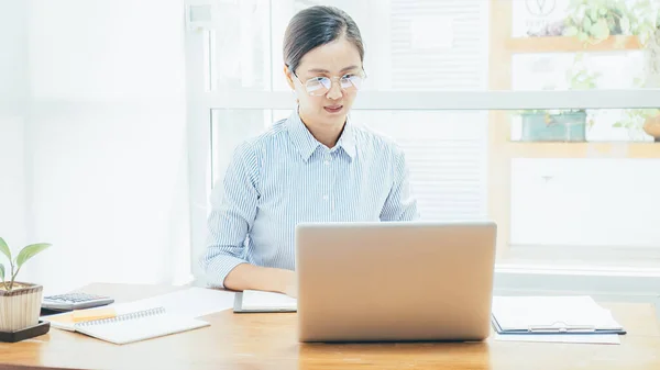 Negócio Asiático Bonito Usando Computador Portátil Linha Que Trabalha Casa — Fotografia de Stock