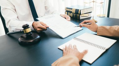 Yargıç Gavin ve Adalet Avukatları hukuk firmasının arka planında takım toplantısı yapıyorlar. Hukuk ve Hukuk Hizmetleri kavramları.