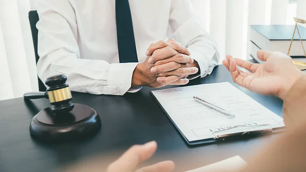 Rechter Hamert Erop Dat Advocaten Van Justitie Een Teamvergadering Hebben — Stockfoto