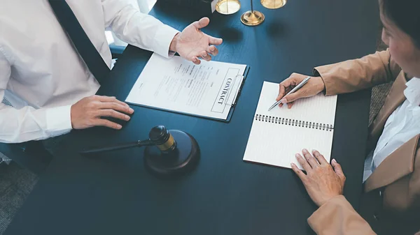 Rechter Hamert Erop Dat Advocaten Van Justitie Een Teamvergadering Hebben — Stockfoto