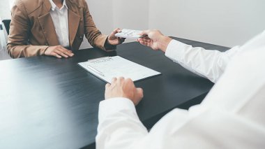 İşadamı finansal şirketle anlaşma yaparken para veriyor. Rüşvet ve yolsuzluk kavramı