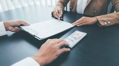 İşadamı finansal şirketle anlaşma yaparken para veriyor. Rüşvet ve yolsuzluk kavramı