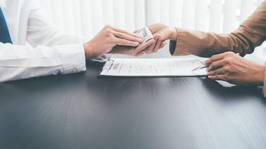 İşadamı finansal şirketle anlaşma yaparken para veriyor. Rüşvet ve yolsuzluk kavramı