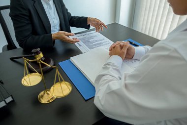 Yargıç Gavin ve Adalet Avukatları hukuk firmasının arka planında takım toplantısı yapıyorlar. Hukuk ve Hukuk Hizmetleri kavramları.