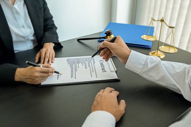 Yargıç Gavin ve Adalet Avukatları hukuk firmasının arka planında takım toplantısı yapıyorlar. Hukuk ve Hukuk Hizmetleri kavramları.