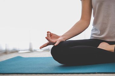 Evde antrenman. Sportif kadın, oturma odasında egzersiz yaparken internetten özel ders seyrederken yoga tahtası yapıyor..