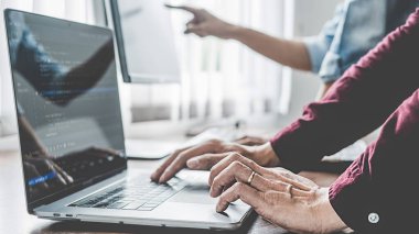 Bir yazılım geliştirme ve kodlama teknolojisinde çalışan programcı. Web sitesi tasarımı. Teknoloji konsepti.