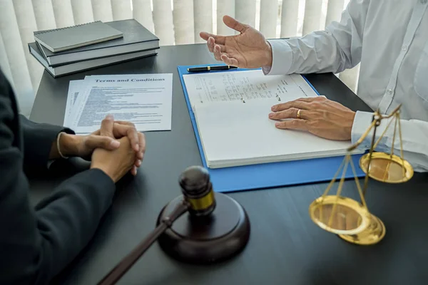 Domare Gavel Med Justitiejurister Som Har Lagmöte Advokatbyrån Bakgrund Begreppen — Stockfoto