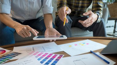 Grafiksel tasarım, renk örnekleri ve kalemler bir masanın üzerinde. Çalışma araçları ve aksesuarları olan mimari çizimler.