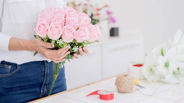 Çiçekçi dükkanında çiçek kompozisyon hazırlayan kadın elleri. Kendin yap konsept..