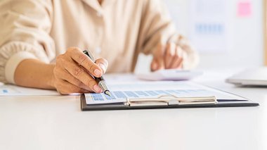 Başlangıç ortakları yeni geliştirme stratejisi fikirlerini tartışıyor.