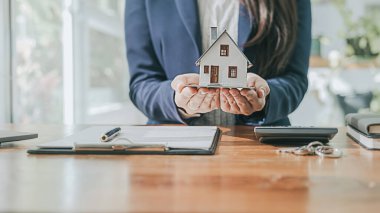 Emlak komisyoncusu ev ve araba kiralama sözleşmesi.