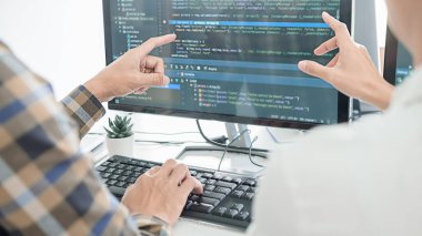 Bir yazılım geliştirme ve kodlama teknolojisinde çalışan programcı. Web sitesi tasarımı. Teknoloji konsepti..