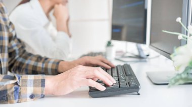 Bir yazılım geliştirme ve kodlama teknolojisinde çalışan programcı. Web sitesi tasarımı. Teknoloji konsepti..
