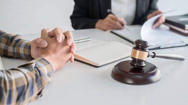 Yargıç Gavin ve Adalet Avukatları hukuk firmasının arka planında takım toplantısı yapıyorlar. Hukuk ve Hukuk Hizmetleri kavramları.