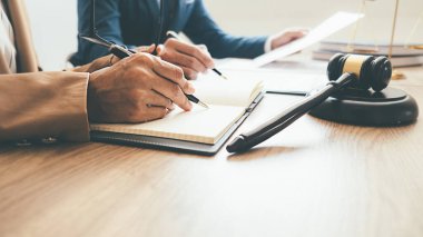 Yargıç Gavin ve Adalet Avukatları hukuk firmasının arka planında takım toplantısı yapıyorlar. Hukuk ve Hukuk Hizmetleri kavramları.