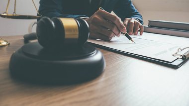 Yargıç Gavin ve Adalet Avukatları hukuk firmasının arka planında takım toplantısı yapıyorlar. Hukuk ve Hukuk Hizmetleri kavramları.