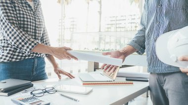 Mimar Mühendis Tasarımı Planlama Konsepti üzerinde çalışıyor. İnşaat Konsepti