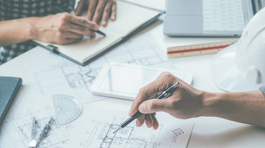 Mimar Mühendis Tasarımı Planlama Konsepti üzerinde çalışıyor. İnşaat Konsepti