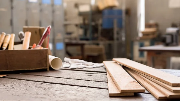 Tischler Arbeitet Mit Ausrüstung Auf Holztisch Tischlerei Frau Arbeitet Schreinerei — Stockfoto