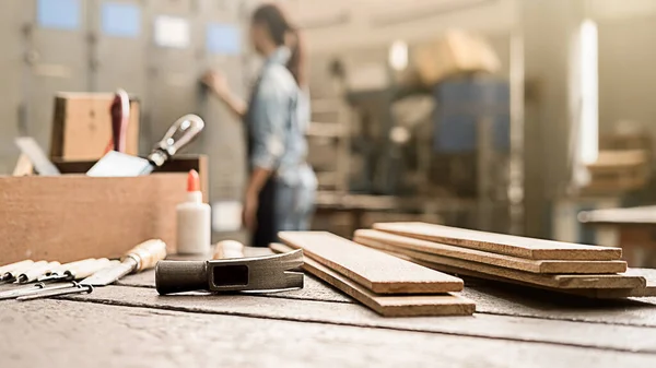 Tischler Arbeitet Mit Ausrüstung Auf Holztisch Tischlerei Frau Arbeitet Schreinerei — Stockfoto