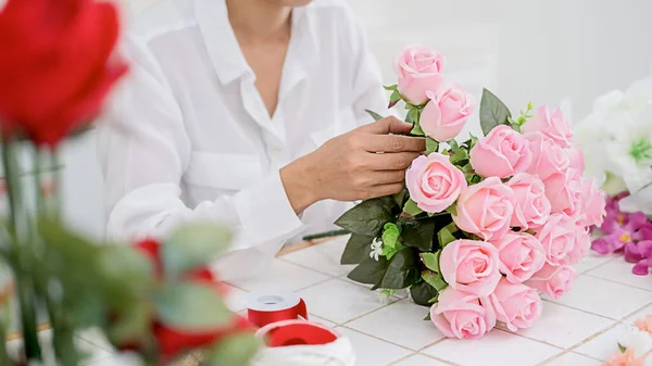 Manos Mujer Haciendo Composición Flores Taller Floristería Hazlo Mismo Concepto — Foto de Stock