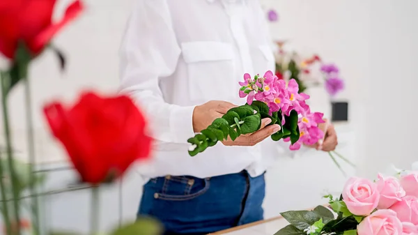 Manos Mujer Haciendo Composición Flores Taller Floristería Hazlo Mismo Concepto — Foto de Stock