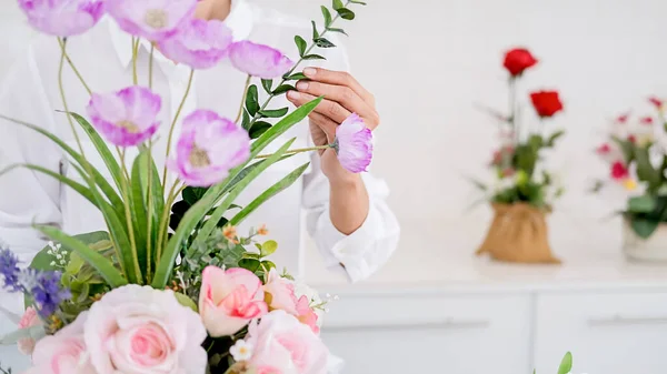 Manos Mujer Haciendo Composición Flores Taller Floristería Hazlo Mismo Concepto — Foto de Stock