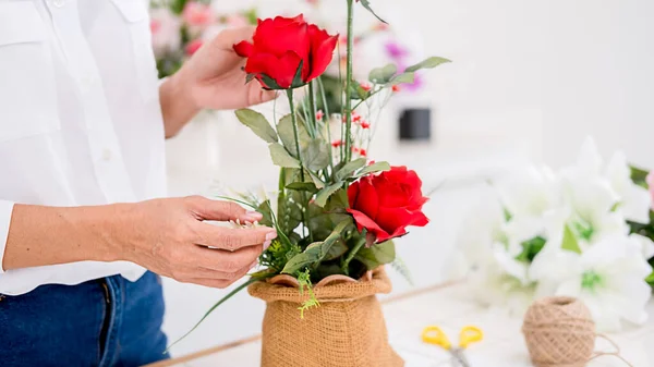 Manos Mujer Haciendo Composición Flores Taller Floristería Hazlo Mismo Concepto — Foto de Stock