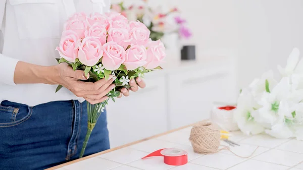 Manos Mujer Haciendo Composición Flores Taller Floristería Hazlo Mismo Concepto — Foto de Stock