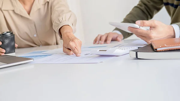 Startende Partners Bespreken Ideeën Voor Een Nieuwe Ontwikkelingsstrategie — Stockfoto