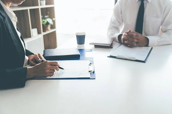 Attraktive Junge Geschäftsfrau Vorstellungsgespräch Mit Einem Personalmanager — Stockfoto