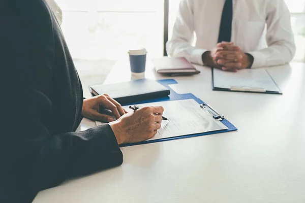 Attraente Giovane Donna Affari Colloquio Lavoro Con Manager Del Personale — Foto Stock