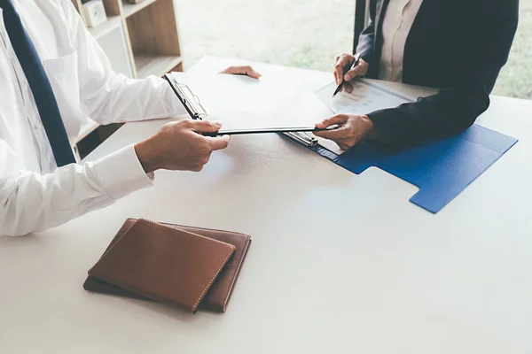 Aantrekkelijke Jonge Zakenvrouw Een Sollicitatiegesprek Met Een Bedrijfspersoneel Manager — Stockfoto