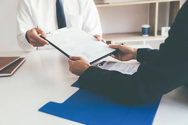 Aantrekkelijke Jonge Zakenvrouw Een Sollicitatiegesprek Met Een Bedrijfspersoneel Manager — Stockfoto